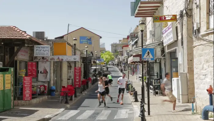 אזרחים רצים למרחב מוגן בזמן אזעקה בעיר צפת (יח"צ , פיקוד העורף) אזרחים רצים למרחב מוגן בזמן אזעקה בעיר צפת (יח"צ , פיקוד העורף)