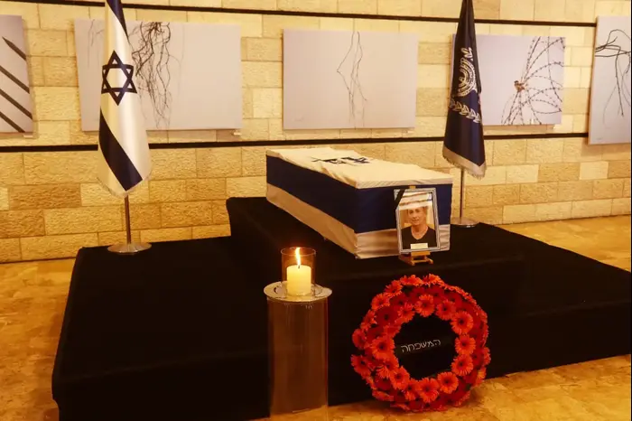 ארונה של נחמה ריבלין בתיאטרון ירושלים 5 ביוני 2019 (שלומי גבאי) ארונה של נחמה ריבלין בתיאטרון ירושלים 5 ביוני 2019 (שלומי גבאי)