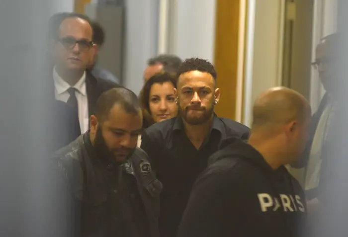 שחקן נבחרת ברזיל ניימאר מעיד בתחתנת משטרה (רויטרס) שחקן נבחרת ברזיל ניימאר מעיד בתחתנת משטרה (רויטרס)