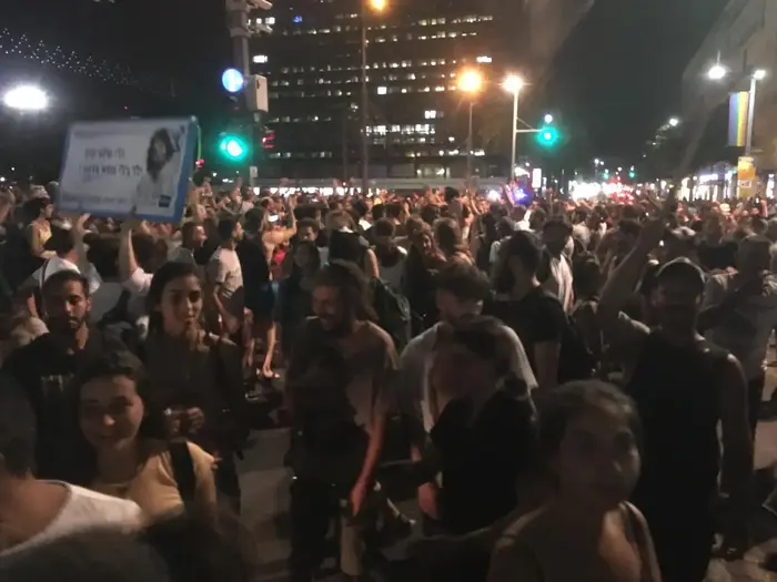 הפגנה בתל אביב במחאה על ביטול פסטיבל הטראנס דוף, 8 יוני 2019 (עיבוד תמונה) הפגנה בתל אביב במחאה על ביטול פסטיבל הטראנס דוף, 8 יוני 2019 (עיבוד תמונה)