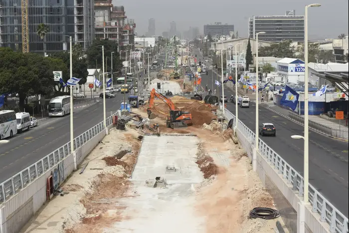 ציר זבוטינסקי פתח תקוה עבודות הרכבת הקלה (ראובן קסטרו) ציר זבוטינסקי פתח תקוה עבודות הרכבת הקלה (ראובן קסטרו)