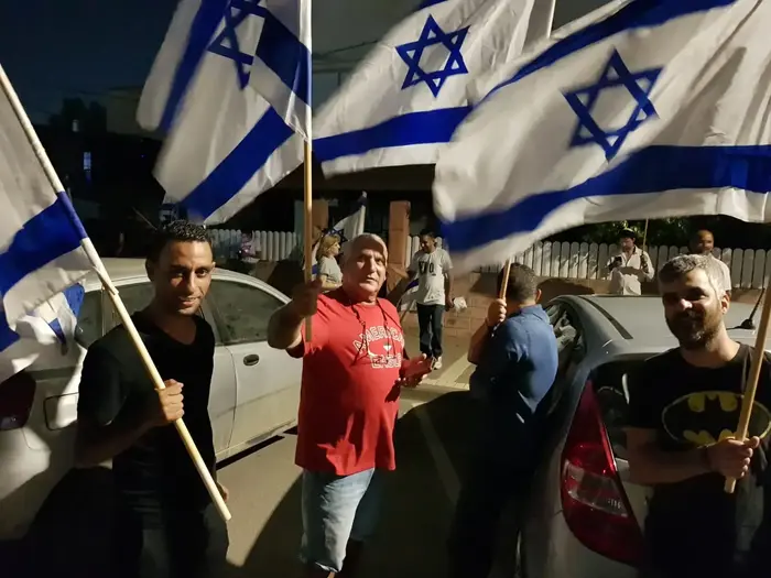 מפגינים בעפולה במחאה על מכירת בית לערבים, 15 ביוני 2019 (אתר רשמי) מפגינים בעפולה במחאה על מכירת בית לערבים, 15 ביוני 2019 (אתר רשמי)