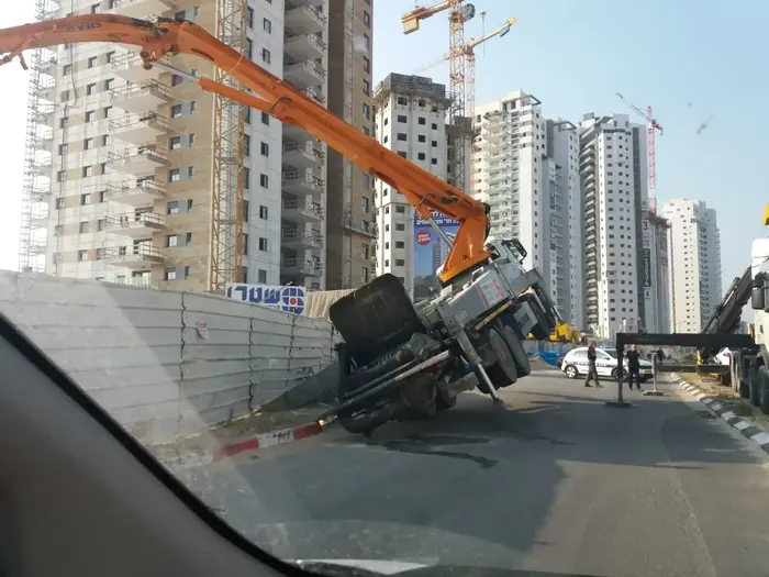 תאונת משאית באתר בניה, קריית מוצקין, 16 ביוני 2019 (דוברות משטרת ישראל) תאונת משאית באתר בניה, קריית מוצקין, 16 ביוני 2019 (דוברות משטרת ישראל)