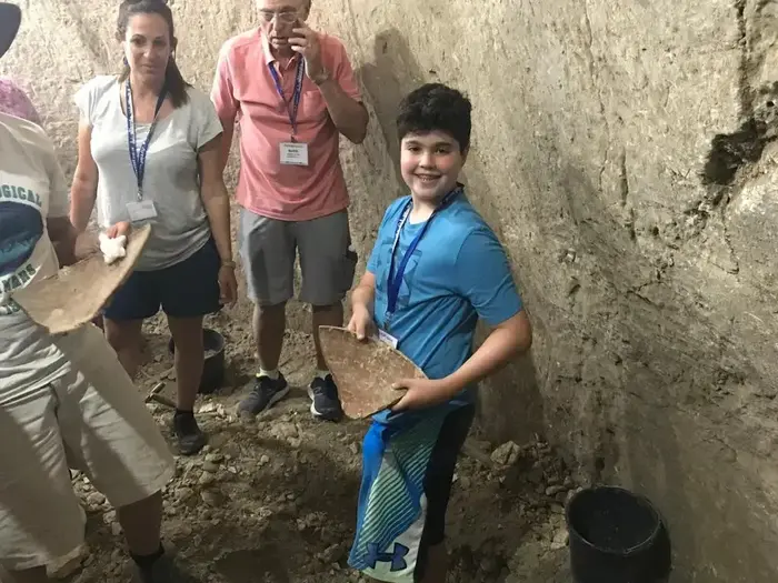 מציאת צלחת עתיקה בחפירות מרשה בית גוברין (יח"צ , רבי מייקל שפרן) מציאת צלחת עתיקה בחפירות מרשה בית גוברין (יח"צ , רבי מייקל שפרן)