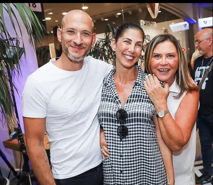 חנהלה אטינגר, דורית סלע וניצן הורוביץ (רפי דלויה) חנהלה אטינגר, דורית סלע וניצן הורוביץ (רפי דלויה)