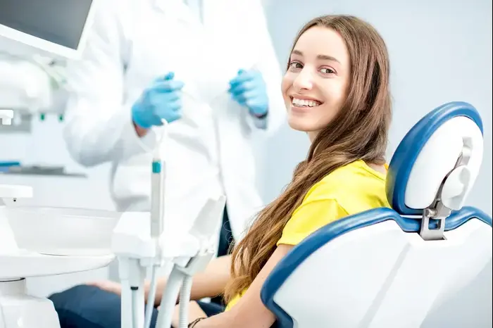 אישה יושבת על כיסא רופא שיניים (ShutterStock) אישה יושבת על כיסא רופא שיניים (ShutterStock)