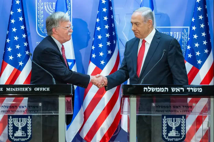 ראש הממשלה, בנימין נתניהו והיועץ לביטחון לאומי של ארה"ב ג'ון בולטון, במהלך הצהרה לתקשורת, לשכת רה"מ, ירושלים 23 ביוני 2019 (אתר רשמי , אמיל סלמן, הארץ) ראש הממשלה, בנימין נתניהו והיועץ לביטחון לאומי של ארה"ב ג'ון בולטון, במהלך הצהרה לתקשורת, לשכת רה"מ, ירושלים 23 ביוני 2019 (אתר רשמי , אמיל סלמן, הארץ)