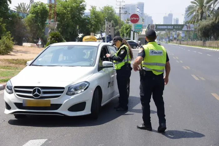 שוטרים ומתנדבים במהלך בדיקות כישורות מערך המוניות בתל אביב 24 ביוני 2019 (אתר רשמי , דוברות המשטרה) שוטרים ומתנדבים במהלך בדיקות כישורות מערך המוניות בתל אביב 24 ביוני 2019 (אתר רשמי , דוברות המשטרה)