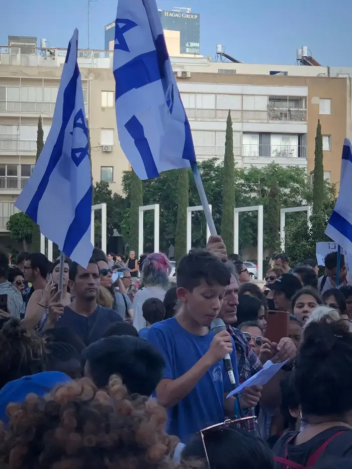 הפגנה של מעל אלף איש בכיכר הבימה במחאה על הגירוש המתוכנן של מאה מהגרות עבודה מהפיליפינים. (דנה ירקצי , דנה ירקצי) הפגנה של מעל אלף איש בכיכר הבימה במחאה על הגירוש המתוכנן של מאה מהגרות עבודה מהפיליפינים. (דנה ירקצי , דנה ירקצי)