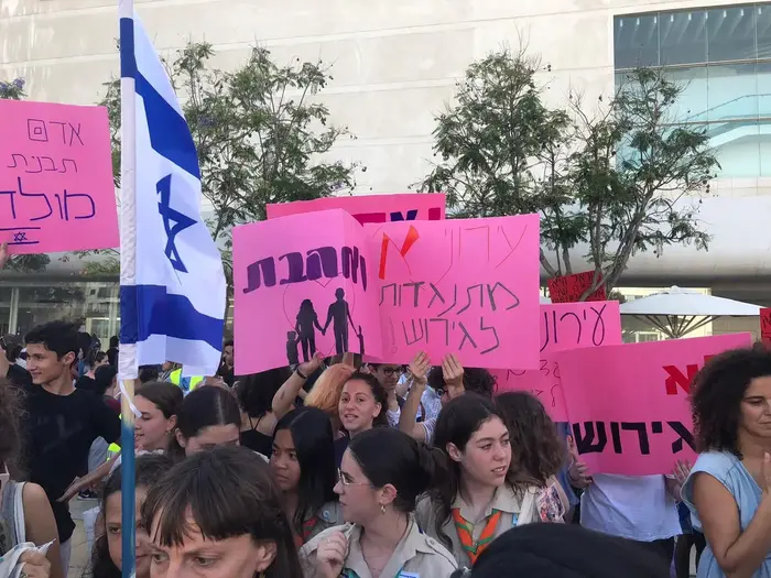 הפגנה של מעל אלף איש בכיכר הבימה במחאה על הגירוש המתוכנן של מאה מהגרות עבודה מהפיליפינים. (דנה ירקצי , דנה ירקצי) הפגנה של מעל אלף איש בכיכר הבימה במחאה על הגירוש המתוכנן של מאה מהגרות עבודה מהפיליפינים. (דנה ירקצי , דנה ירקצי)