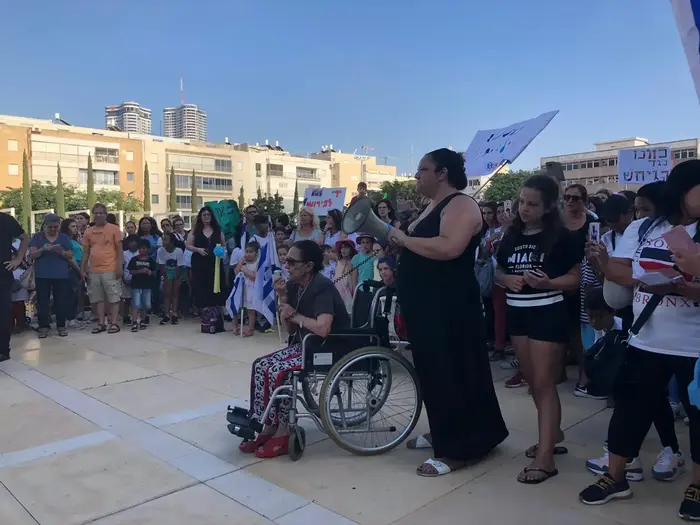 הפגנה של מעל אלף איש בכיכר הבימה במחאה על הגירוש המתוכנן של מאה מהגרות עבודה מהפיליפינים. (דנה ירקצי , דנה ירקצי) הפגנה של מעל אלף איש בכיכר הבימה במחאה על הגירוש המתוכנן של מאה מהגרות עבודה מהפיליפינים. (דנה ירקצי , דנה ירקצי)