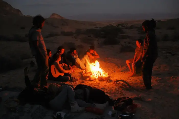קומזיץ מדורה חוויה מוטורית בערבה (יח"צ , רודם דידי) קומזיץ מדורה חוויה מוטורית בערבה (יח"צ , רודם דידי)