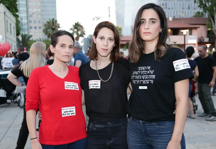 בתאל רוגוב (ימנית) רוני שניר (באדום) גלי אבני אורנשטיין (אמצעית) במהלך מחאת ההורים בשרונה, תל אביב 7 ביוני 2019 (דני מרון) בתאל רוגוב (ימנית) רוני שניר (באדום) גלי אבני אורנשטיין (אמצעית) במהלך מחאת ההורים בשרונה, תל אביב 7 ביוני 2019 (דני מרון)