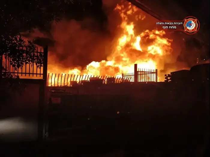 שריפה בחצר מפעל במפרץ חיפה (כבאות והצלה , דוברות כבאות והצלה, מחוז חוף) שריפה בחצר מפעל במפרץ חיפה (כבאות והצלה , דוברות כבאות והצלה, מחוז חוף)