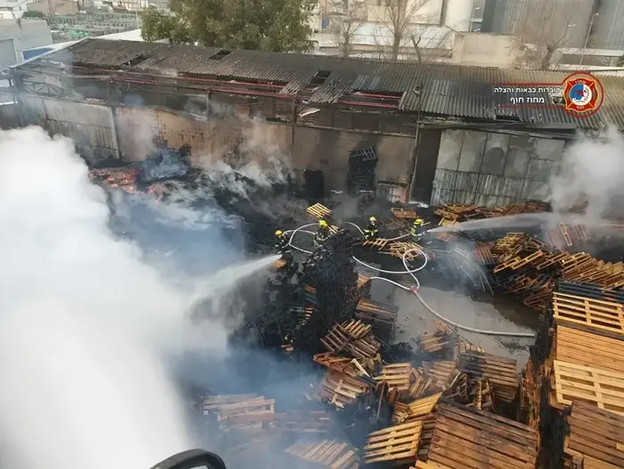שריפה בחצר מפעל במפרץ חיפה (כבאות והצלה , דוברות כבאות והצלה, מחוז חוף) שריפה בחצר מפעל במפרץ חיפה (כבאות והצלה , דוברות כבאות והצלה, מחוז חוף)