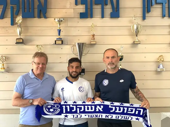 עדי קונסטנטינוס עם מוטי איוניר הפועל אשקלון (אתר רשמי) עדי קונסטנטינוס עם מוטי איוניר הפועל אשקלון (אתר רשמי)