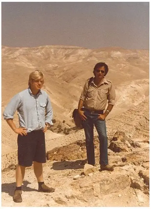 בוריס ג'ונסון במהלך טיול בנגב, 1984, 23 יולי 2019 (צילום מסך) בוריס ג'ונסון במהלך טיול בנגב, 1984, 23 יולי 2019 (צילום מסך)