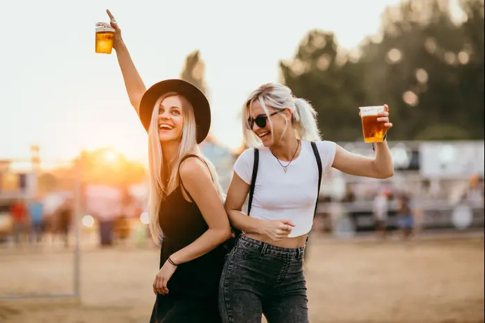 נשים שותות בירה (ShutterStock) נשים שותות בירה (ShutterStock)