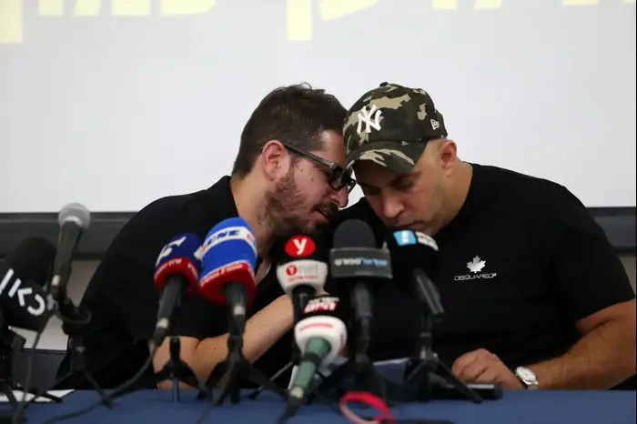 בעלי בית"ר ירושלים משה חוגג עם נציג לה פמיליה גיא ישראלי (יוסי ציפקיס) בעלי בית"ר ירושלים משה חוגג עם נציג לה פמיליה גיא ישראלי (יוסי ציפקיס)