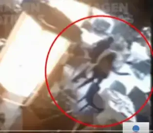 רגע ההתנקשות בשני הישראלים במקסיקו (צילום מסך) רגע ההתנקשות בשני הישראלים במקסיקו (צילום מסך)