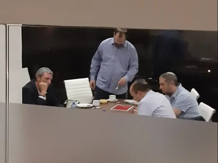 נפתלי בנט ורפי פרץ בדיון לילי לקראת איחוד בין מפלגות הימין. 28.7 2019 (אתר רשמי , יקי אדמקר) נפתלי בנט ורפי פרץ בדיון לילי לקראת איחוד בין מפלגות הימין. 28.7 2019 (אתר רשמי , יקי אדמקר)