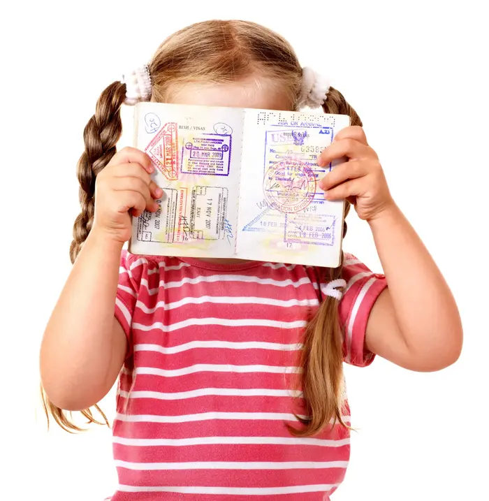 ילדה עם דרכון (ShutterStock) ילדה עם דרכון (ShutterStock)