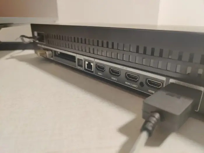 חיבורים טלוויזיית ה-Q900 של סמסונג 8K (מערכת וואלה! NEWS , עמית לגו) חיבורים טלוויזיית ה-Q900 של סמסונג 8K (מערכת וואלה! NEWS , עמית לגו)