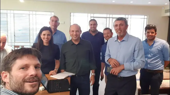 רפי פרץ, איילת שקד, נפתלי בנט ובצלאל סמוטריץ לאחר הסכם החתימה לריצה משותפת (אתר רשמי) רפי פרץ, איילת שקד, נפתלי בנט ובצלאל סמוטריץ לאחר הסכם החתימה לריצה משותפת (אתר רשמי)