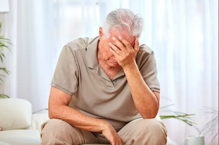 אדם מבוגר יושב מדוכא על הספה (ShutterStock) אדם מבוגר יושב מדוכא על הספה (ShutterStock)