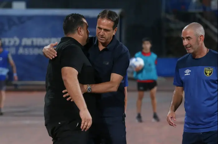 מאמן בית"ר ירושלים רוני לוי עם מאמן הפועל רעננה מנחם קורצקי (קובי אליהו) מאמן בית"ר ירושלים רוני לוי עם מאמן הפועל רעננה מנחם קורצקי (קובי אליהו)
