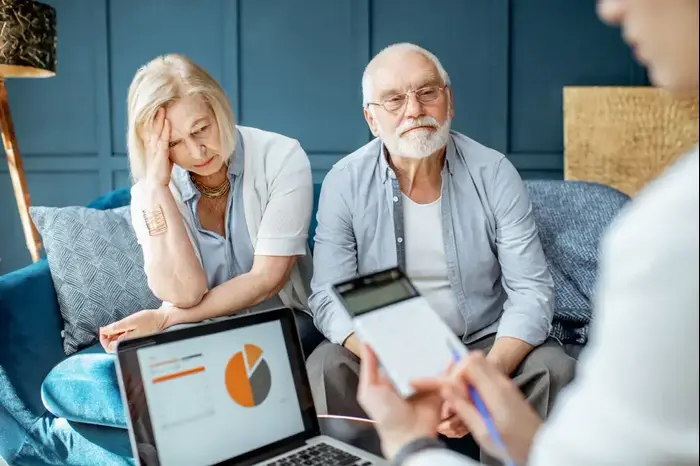 זוג פנסיונרים בודק את חשבון הבנק (ShutterStock) זוג פנסיונרים בודק את חשבון הבנק (ShutterStock)