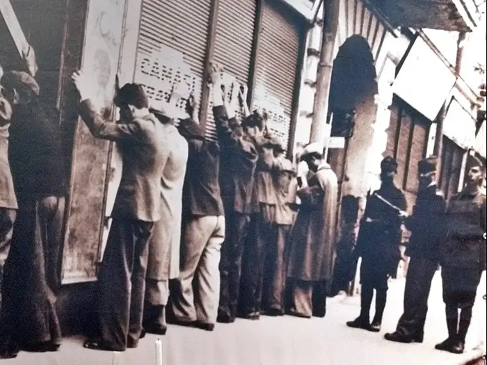 יהודי העיר יאשי ברומניה בזמן הפוגרום ביוני 1941 (AP) יהודי העיר יאשי ברומניה בזמן הפוגרום ביוני 1941 (AP)