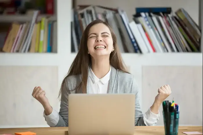 בחורה צעירה שמחה (ShutterStock) בחורה צעירה שמחה (ShutterStock)