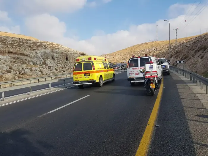 זירת התאונה ליד חיזמא, שם נהרג אופנוען, 2 באוגוסט 2019 (מד"א , תיעוד מבצעי מד"א) זירת התאונה ליד חיזמא, שם נהרג אופנוען, 2 באוגוסט 2019 (מד"א , תיעוד מבצעי מד"א)