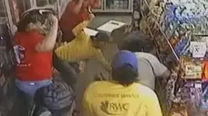 בני ערובה מתנפלים על הרוצח בחנות בתחנת דלק באריזונה (צילום מסך) בני ערובה מתנפלים על הרוצח בחנות בתחנת דלק באריזונה (צילום מסך)