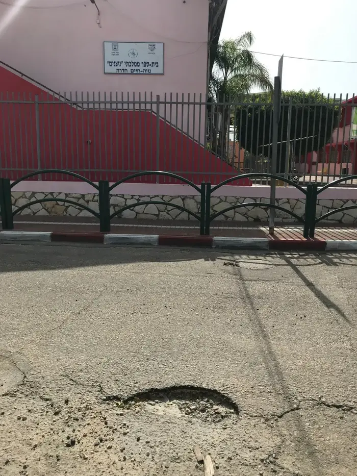 בור בכביש מול בית ספר בחדרה (אתר רשמי) בור בכביש מול בית ספר בחדרה (אתר רשמי)