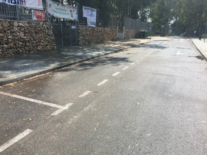 היעדר מעקה בטיחות בכניסה לבית ספר בבנימינה (אתר רשמי) היעדר מעקה בטיחות בכניסה לבית ספר בבנימינה (אתר רשמי)