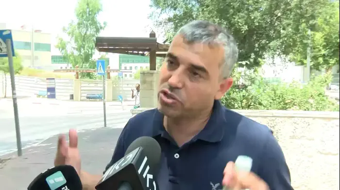 תושב עיסאוויה שבביתו הושתל נשק ע"י המשטרה לצורך צילום הסדרה "מחוז י-ם", הגיש
תלונה למח"ש על פגיעה בפרטיותו ובשמו הטוב, שימוש בסמכות לרעה ובדיית ראיות (רוני כנפו) תושב עיסאוויה שבביתו הושתל נשק ע"י המשטרה לצורך צילום הסדרה "מחוז י-ם", הגיש
תלונה למח"ש על פגיעה בפרטיותו ובשמו הטוב, שימוש בסמכות לרעה ובדיית ראיות (רוני כנפו)