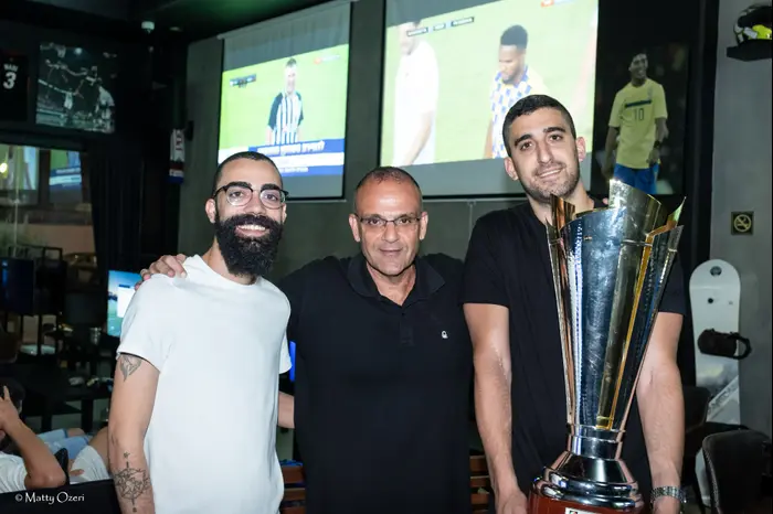מאמן נבחרת העתודה אריאל בית הלחמי עם גביע אירופה (יח"צ , מטי עוזרי) מאמן נבחרת העתודה אריאל בית הלחמי עם גביע אירופה (יח"צ , מטי עוזרי)