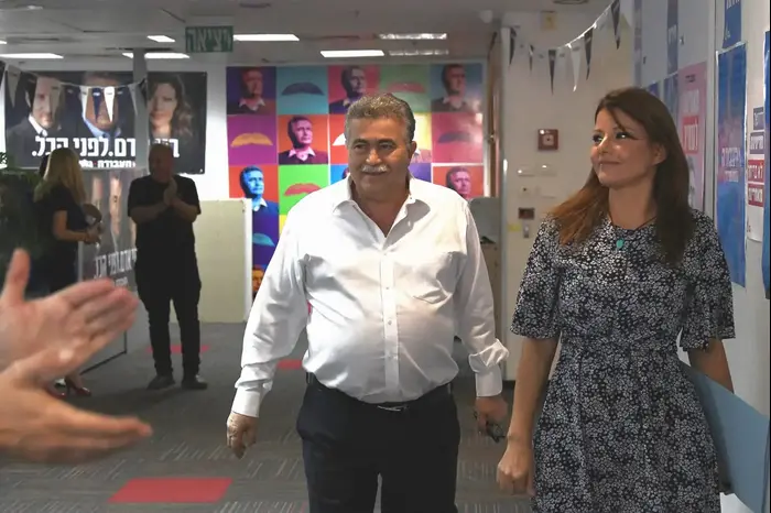 עמיר פרץ ואולי לוי אבקסיס בהשקת הקמפיין של מפלגת העבודה-גשר, 12.08.2019 (ראובן קסטרו) עמיר פרץ ואולי לוי אבקסיס בהשקת הקמפיין של מפלגת העבודה-גשר, 12.08.2019 (ראובן קסטרו)