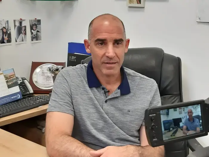איציק קורנפיין (רוני כנפו) איציק קורנפיין (רוני כנפו)