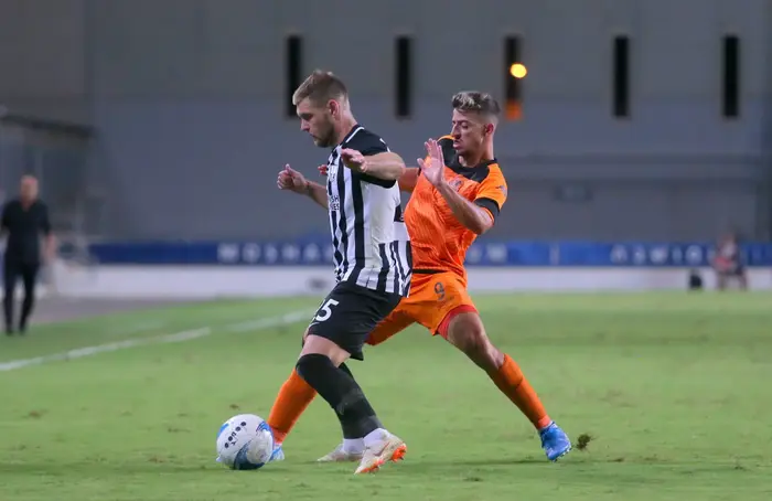 דור ג'אן שחקן בני יהודה מול קירילו פטרוב שחקן נפטצ'י באקו (קובי אליהו) דור ג'אן שחקן בני יהודה מול קירילו פטרוב שחקן נפטצ'י באקו (קובי אליהו)