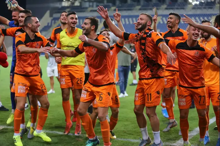 שחקני בני יהודה חוגגים, אבישי כהן במרכז (קובי אליהו) שחקני בני יהודה חוגגים, אבישי כהן במרכז (קובי אליהו)