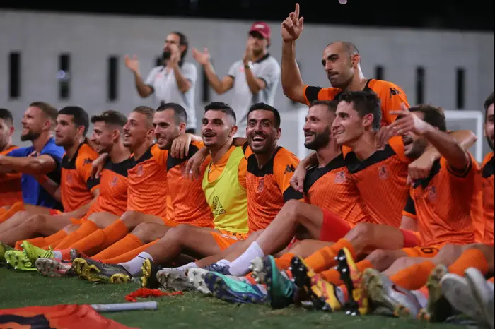 שחקני בני יהודה חוגגים, דן מורי למעלה (קובי אליהו) שחקני בני יהודה חוגגים, דן מורי למעלה (קובי אליהו)