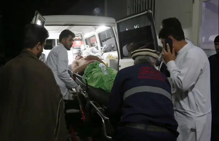אמבולנס מפנה פצוע בפיצוץ בו נהרגו 63 אנשים בחתונה בקאבול שבאפגניסטן. 18 באוגוסט 2019 (AP) אמבולנס מפנה פצוע בפיצוץ בו נהרגו 63 אנשים בחתונה בקאבול שבאפגניסטן. 18 באוגוסט 2019 (AP)