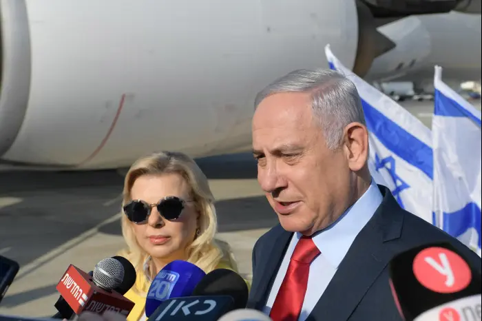 רה"מ הממשלה ורעייתו לקראת ההמראה לביקור מדיני בקייב 18 באוגוסט 2019 (אתר רשמי , עמוס בן גרשום לע"מ) רה"מ הממשלה ורעייתו לקראת ההמראה לביקור מדיני בקייב 18 באוגוסט 2019 (אתר רשמי , עמוס בן גרשום לע"מ)