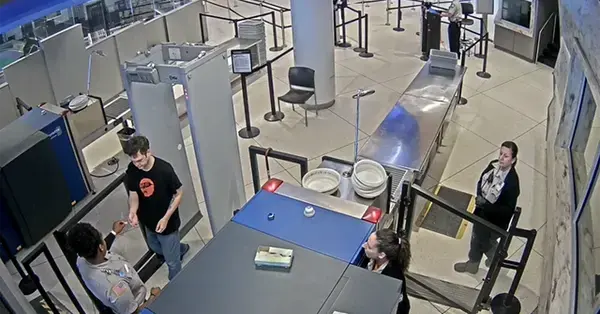 נוסע קיבל פתק מאשת ביטחון בשדה תעופה בניו יורק (אתר רשמי , צילום מסך) נוסע קיבל פתק מאשת ביטחון בשדה תעופה בניו יורק (אתר רשמי , צילום מסך)