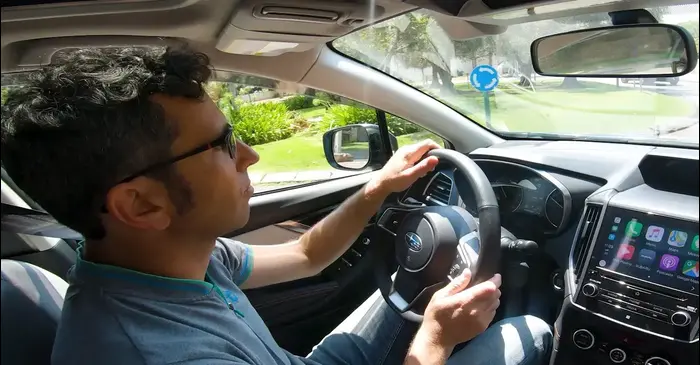 ערן אביבי נוהג במכונית סובארו XV (צילום מסך) ערן אביבי נוהג במכונית סובארו XV (צילום מסך)
