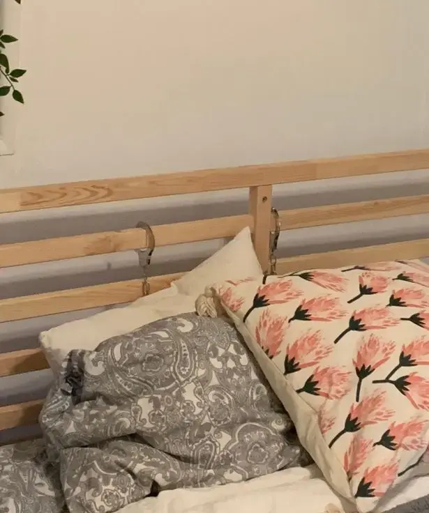 אזיקים במיטה (צילום מסך) אזיקים במיטה (צילום מסך)