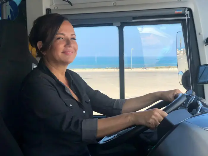 צופית גרנט בקמפיין לאוטובוסים של מטרופולין (יח"צ , רונן צור יח"צ) צופית גרנט בקמפיין לאוטובוסים של מטרופולין (יח"צ , רונן צור יח"צ)